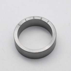 Titanring, On-the-edge, 6mm, med bokstavsavstånd c/c 5mm, sidenmatt On the edge 6mm