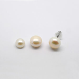 Titanörhängen - White pearls